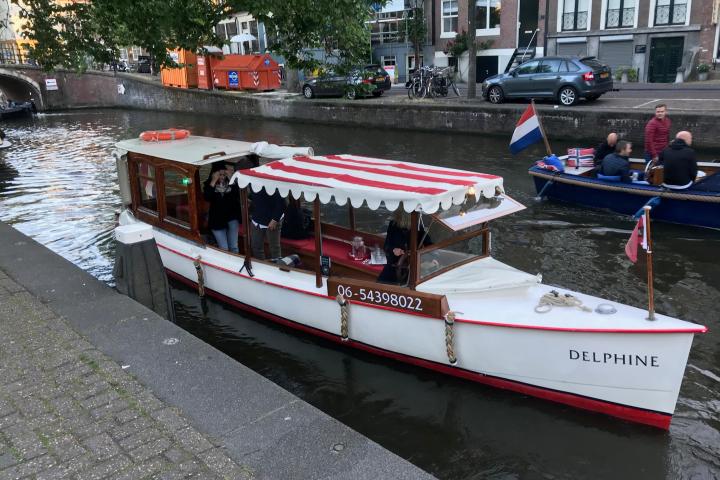 Ervaar een luxe privé salonboot rondvaart door de grachten van Amsterdam. Geniet van een intieme en romantische cruise, perfect voor groepen tot 10 personen