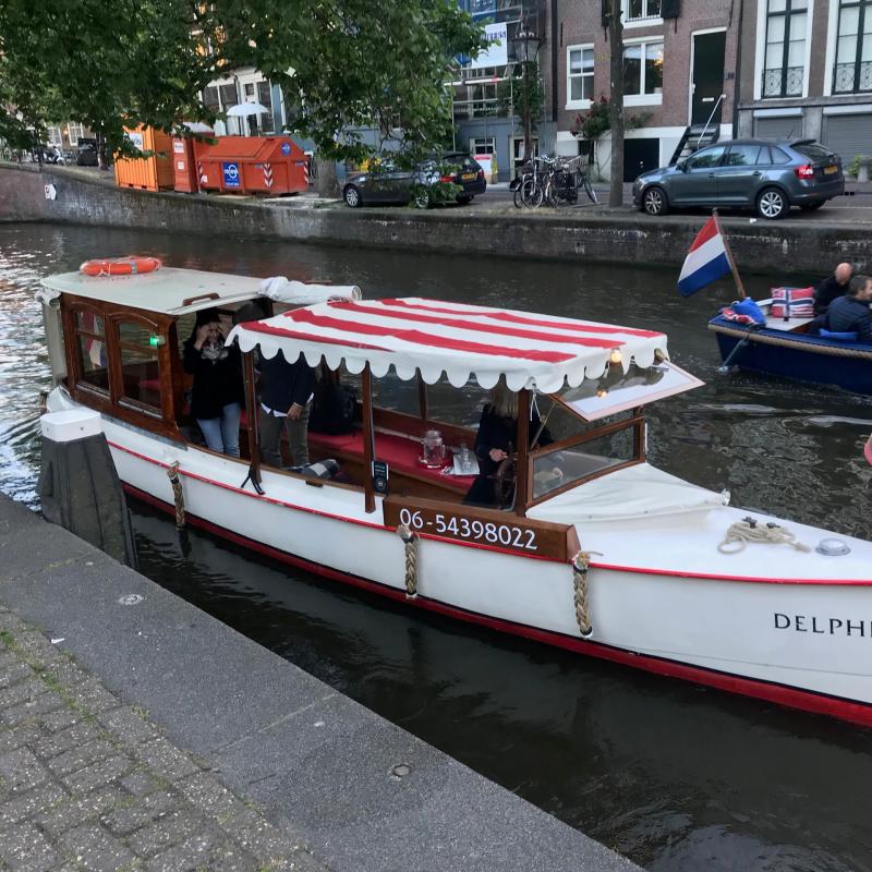 Ervaar een luxe privé salonboot rondvaart door de grachten van Amsterdam. Geniet van een intieme en romantische cruise, perfect voor groepen tot 10 personen