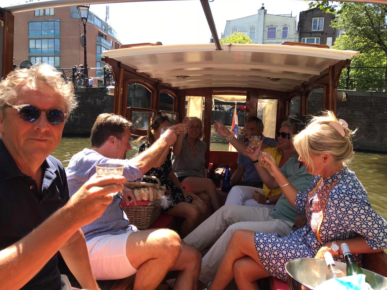 varen met vrienden in een kleine salonboot