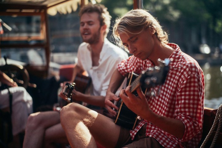 huwelijksaanzoek op een romantische salonboot