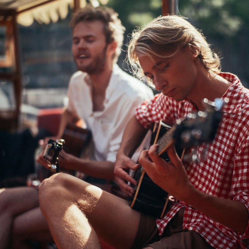 huwelijksaanzoek op een romantische salonboot