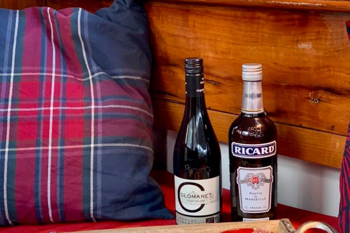 Apéro français sur un bateau prive