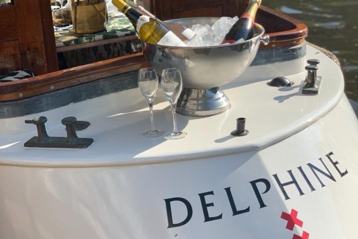 romantisch rondvaart in een kleine salonboot in Amsterdam met champagne op het achterdek