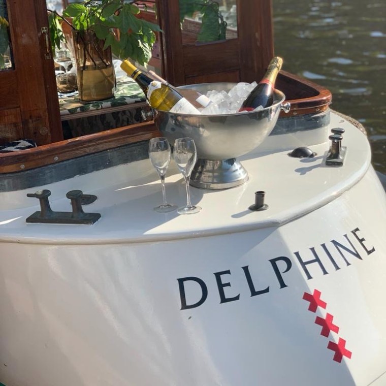 romantisch rondvaart in een kleine salonboot in Amsterdam met champagne op het achterdek