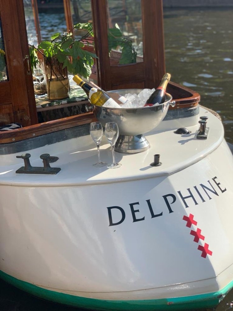 romantisch rondvaart in een kleine salonboot in Amsterdam met champagne op het achterdek