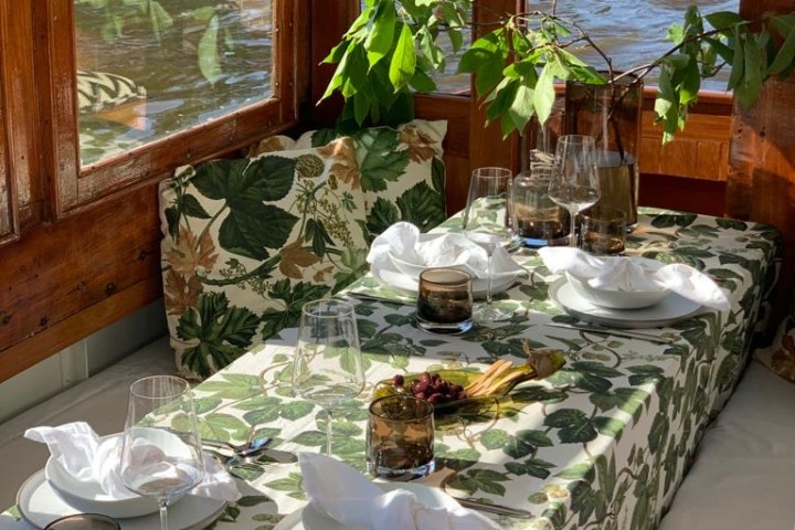 varen met vriendinnen en eten op de boot Delphine in Amsterdam