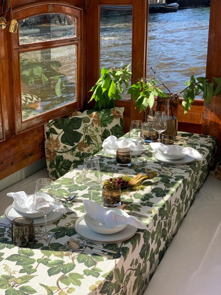 varen met vriendinnen en eten op de boot Delphine in Amsterdam