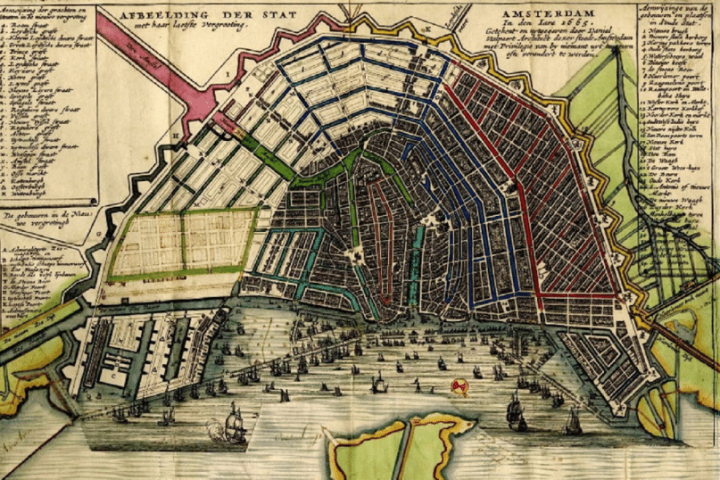 Cruising along the amsterdam canal belt during our historic tour