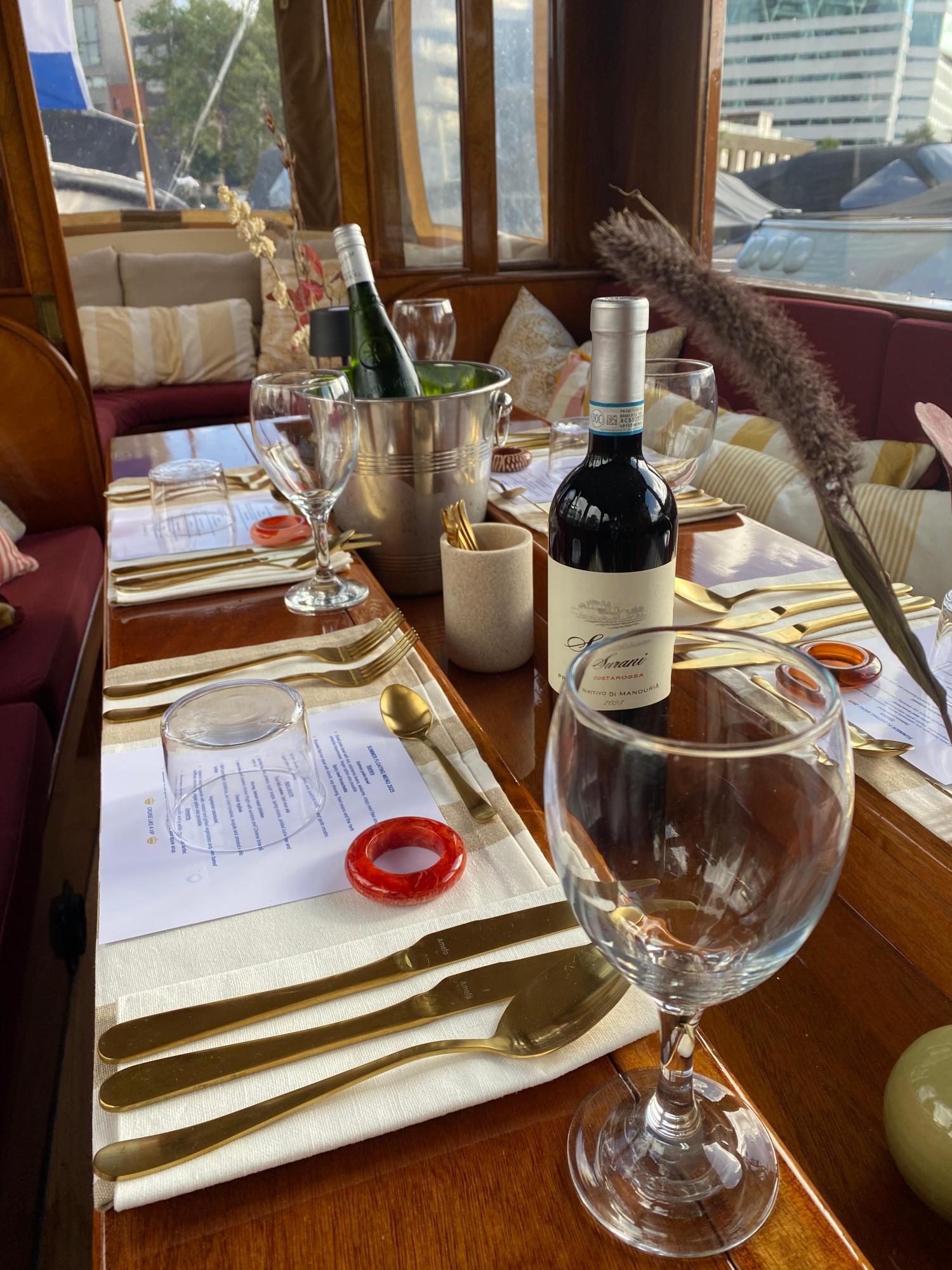 dineren aan boord van de salonboot Leaudine